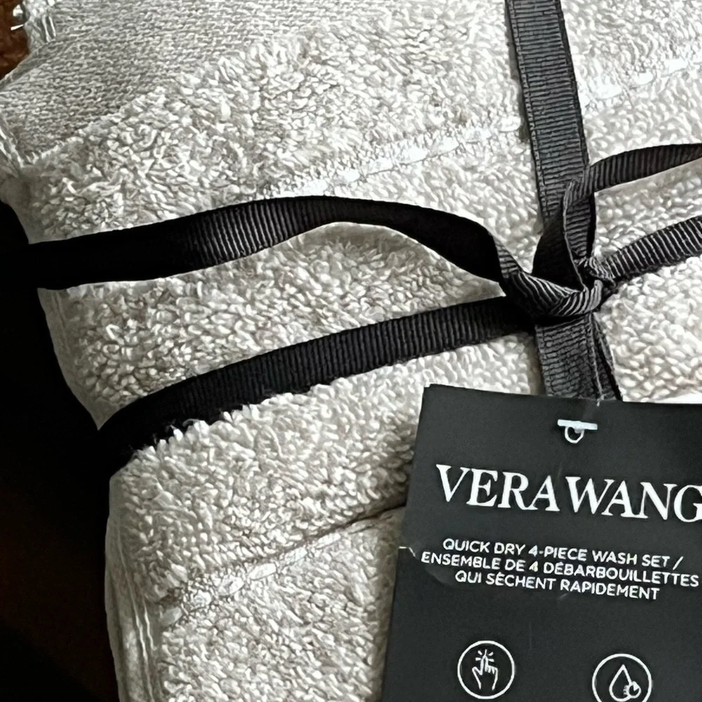 Vera Wang Set Of 4 washcloths NWT